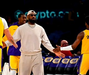 爱游戏体育-詹姆斯重返赛场，表现优异首场状态出色，老鹰观众沸腾！上演精彩一战的简单介绍