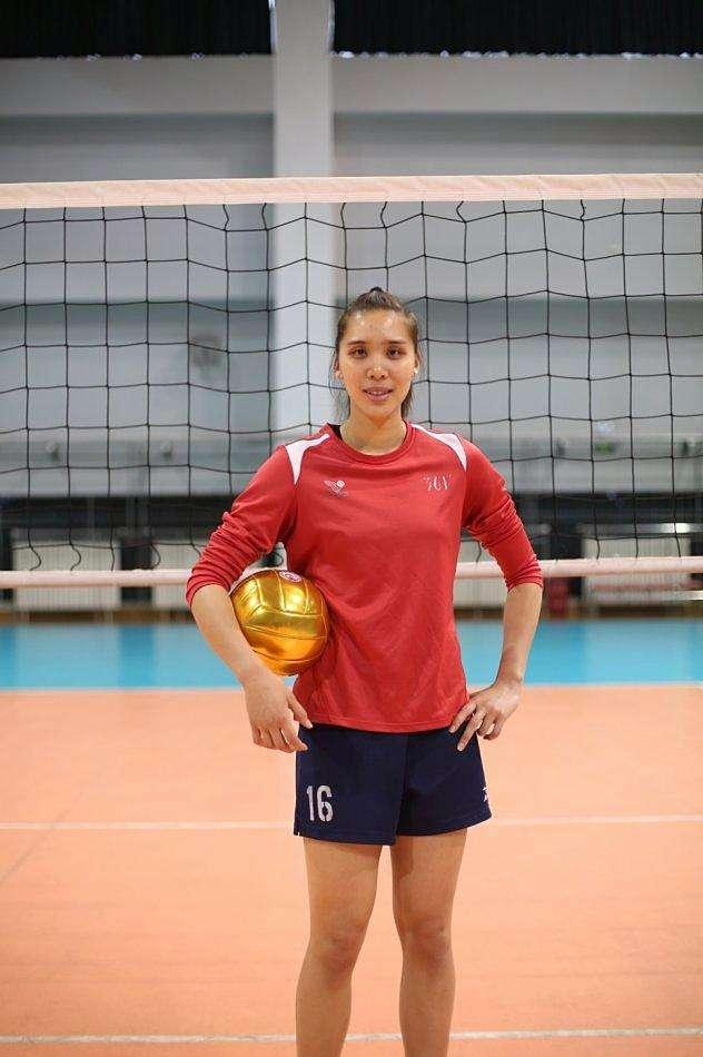 排球赛场再起风云：嵩山风暴队守住胜果东海烈马队，脚步移动更到位主场山呼海啸(冲锋冲刺的奋斗姿态夺取)