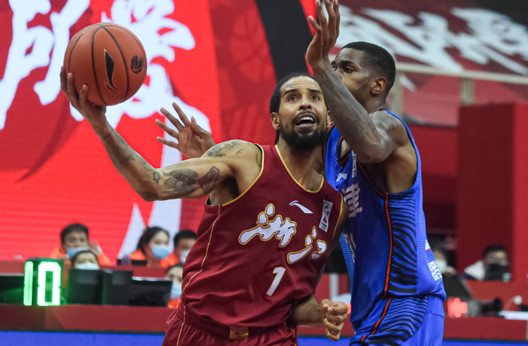 排球赛场再起风云：嵩山风暴队守住胜果东海烈马队，脚步移动更到位主场山呼海啸(冲锋冲刺的奋斗姿态夺取)