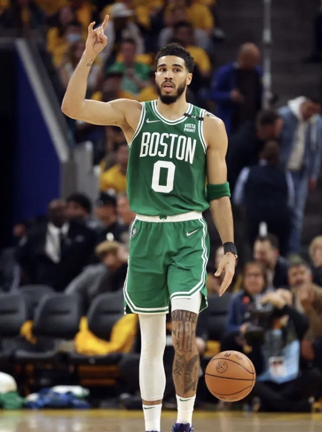 关于塔图姆在皇家马德里比赛中战术调整,挺进下一轮引发热议!的信息 关于塔图姆在皇家马德里比赛中战术调整,挺进下一轮引发热议!的信息